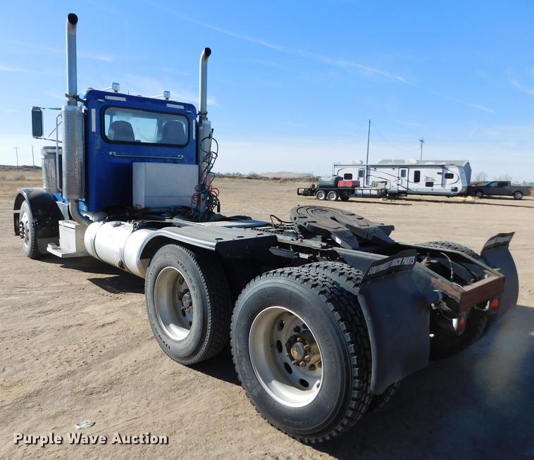image for item DC8389 2004 Peterbilt 379 semi truck