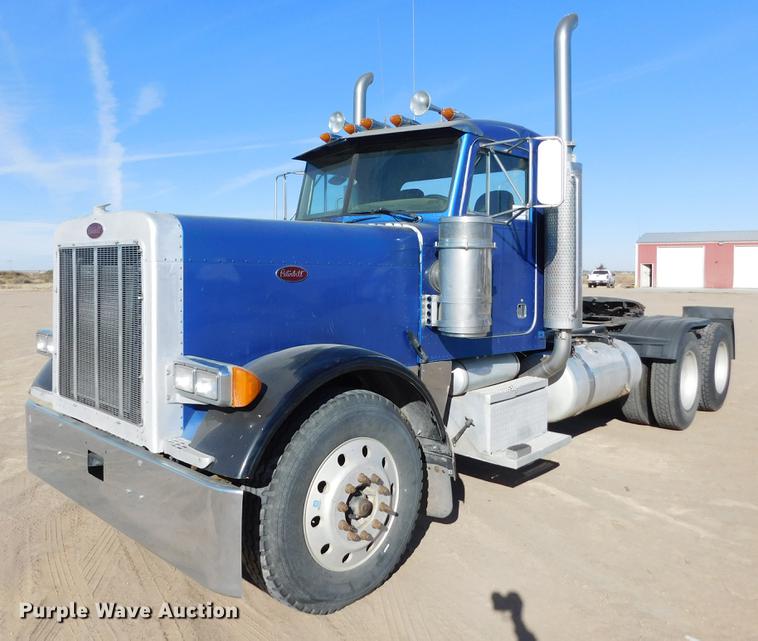 image for item DC8389 2004 Peterbilt 379 semi truck