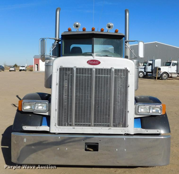 image for item DC8389 2004 Peterbilt 379 semi truck
