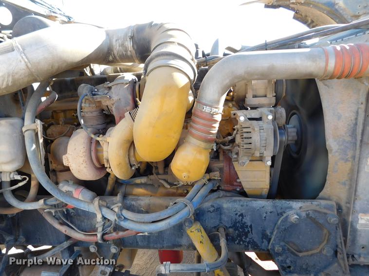 image for item DC8389 2004 Peterbilt 379 semi truck