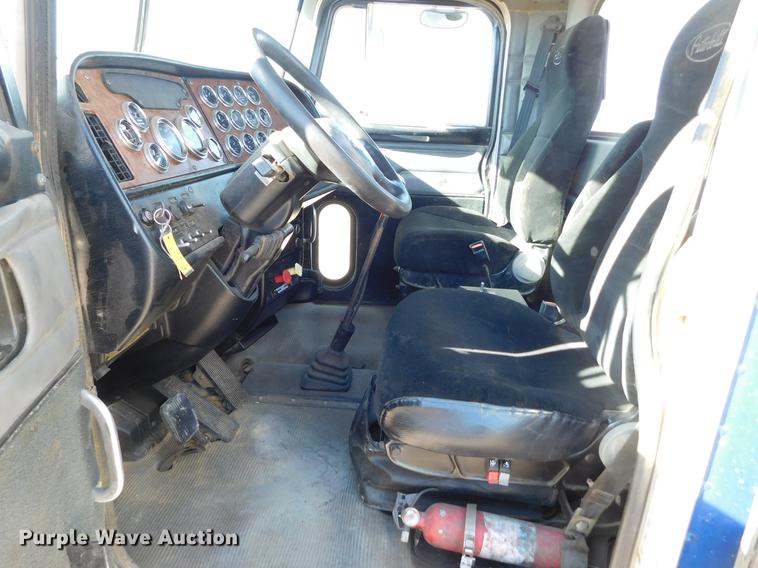 image for item DC8389 2004 Peterbilt 379 semi truck