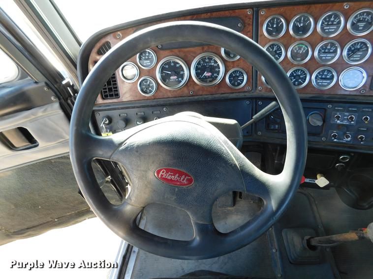 image for item DC8389 2004 Peterbilt 379 semi truck