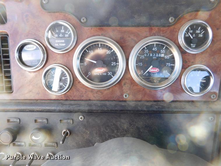 image for item DC8389 2004 Peterbilt 379 semi truck