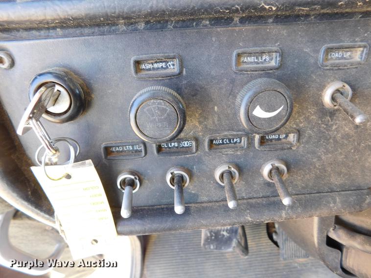 image for item DC8389 2004 Peterbilt 379 semi truck