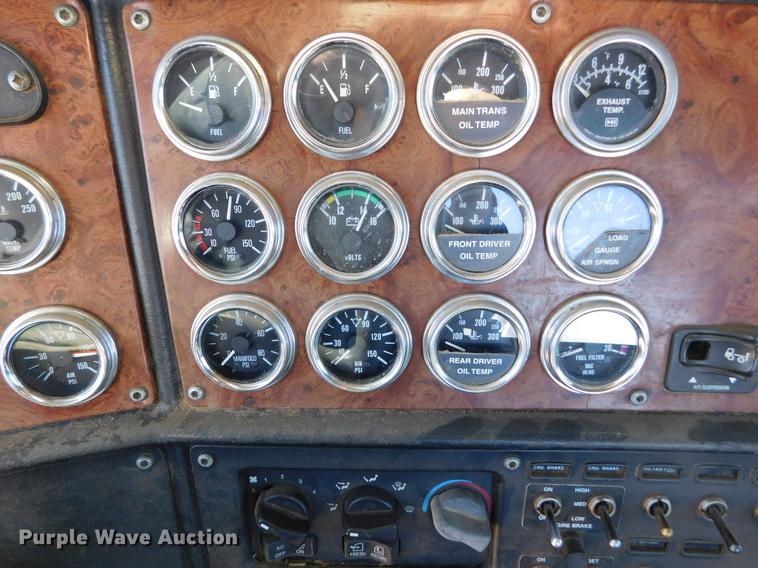 image for item DC8389 2004 Peterbilt 379 semi truck