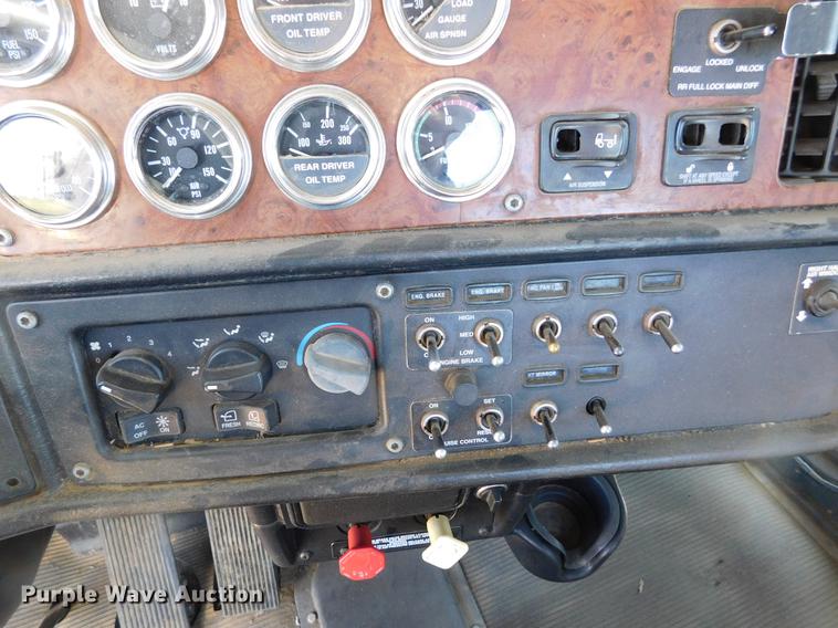 image for item DC8389 2004 Peterbilt 379 semi truck