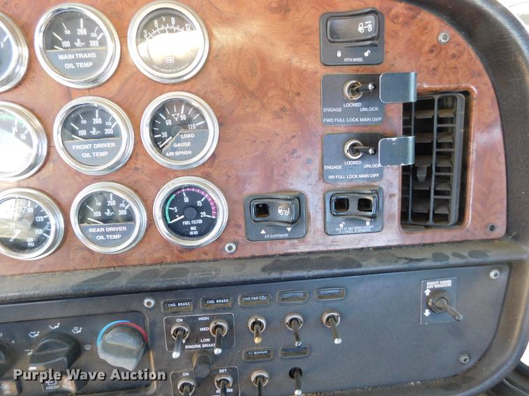 image for item DC8389 2004 Peterbilt 379 semi truck