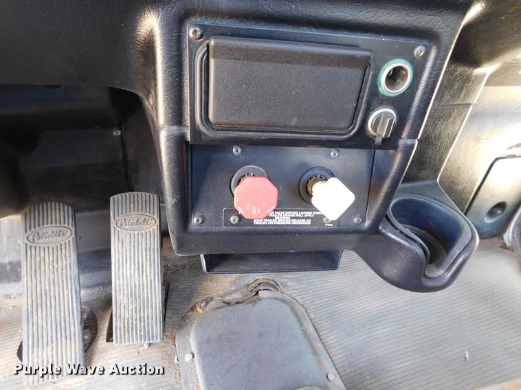 image for item DC8389 2004 Peterbilt 379 semi truck