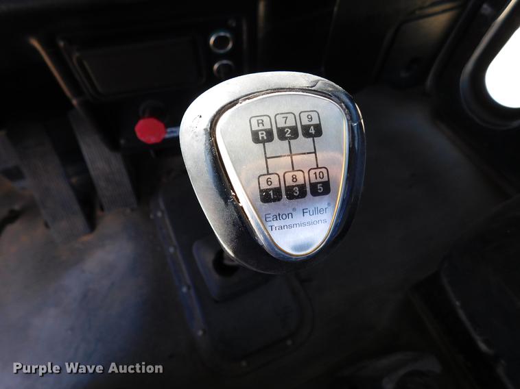 image for item DC8389 2004 Peterbilt 379 semi truck