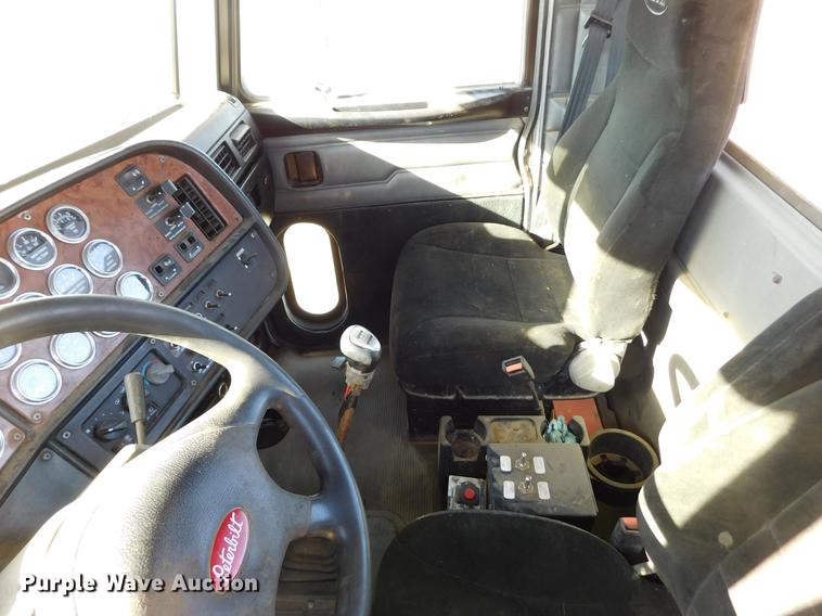 image for item DC8389 2004 Peterbilt 379 semi truck