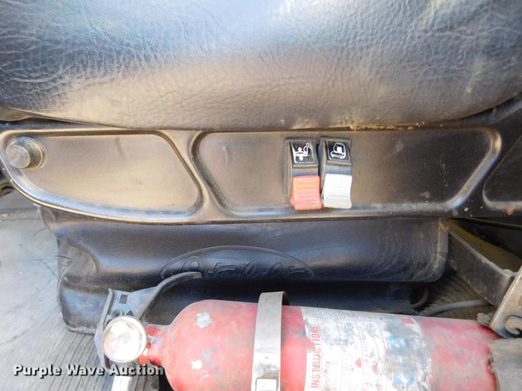 image for item DC8389 2004 Peterbilt 379 semi truck