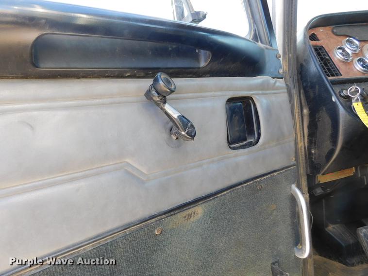 image for item DC8389 2004 Peterbilt 379 semi truck