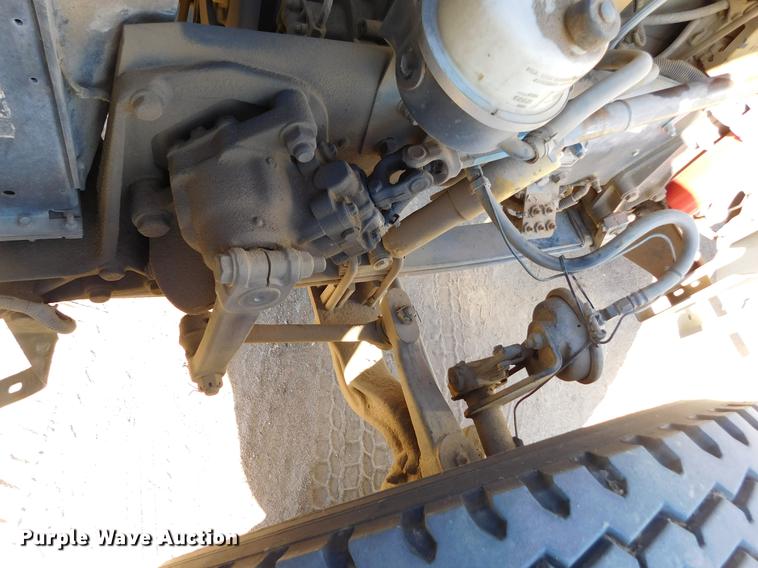 image for item DC8389 2004 Peterbilt 379 semi truck