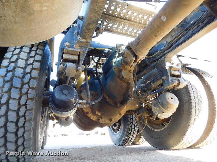 image for item DC8389 2004 Peterbilt 379 semi truck