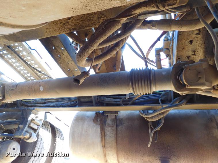 image for item DC8389 2004 Peterbilt 379 semi truck