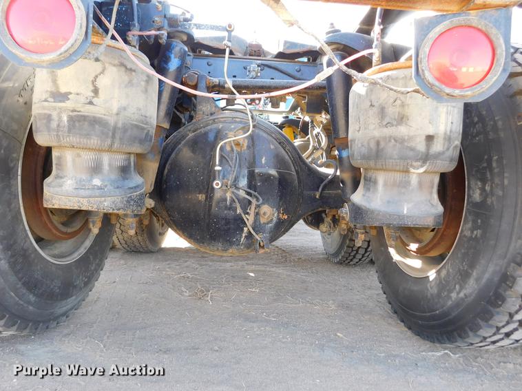 image for item DC8389 2004 Peterbilt 379 semi truck