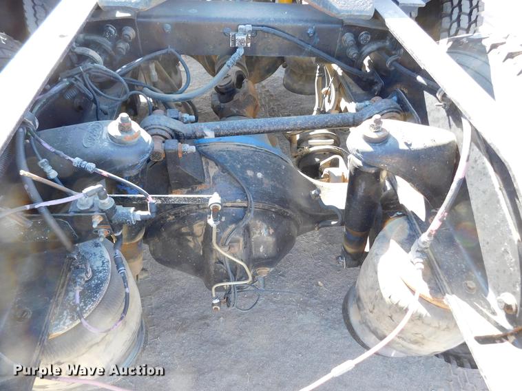 image for item DC8389 2004 Peterbilt 379 semi truck