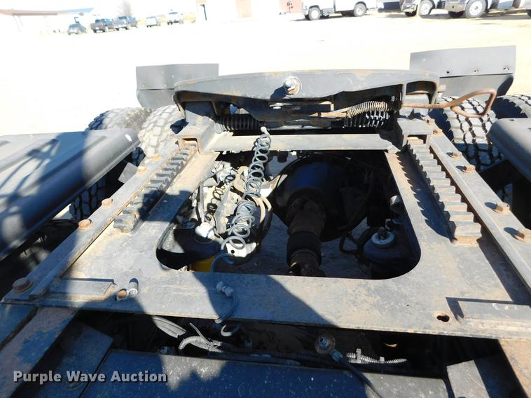 image for item DC8389 2004 Peterbilt 379 semi truck
