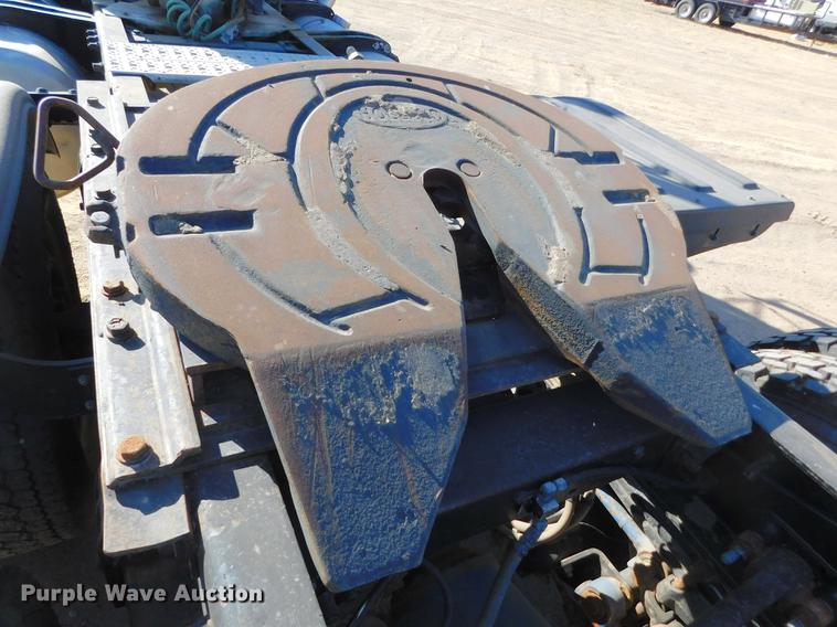 image for item DC8389 2004 Peterbilt 379 semi truck