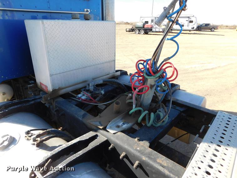 image for item DC8389 2004 Peterbilt 379 semi truck