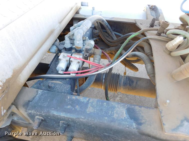 image for item DC8389 2004 Peterbilt 379 semi truck