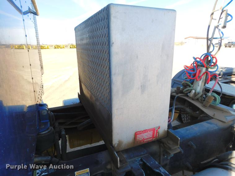 image for item DC8389 2004 Peterbilt 379 semi truck