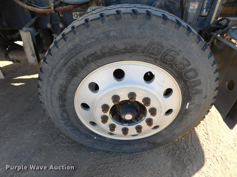 image for item DC8389 2004 Peterbilt 379 semi truck