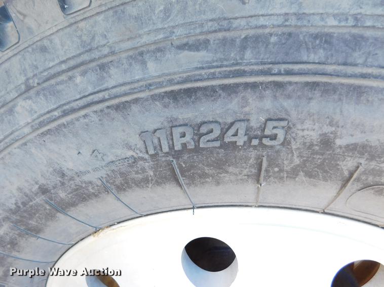 image for item DC8389 2004 Peterbilt 379 semi truck