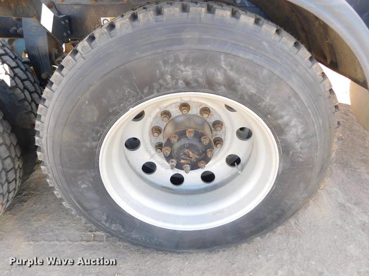 image for item DC8389 2004 Peterbilt 379 semi truck