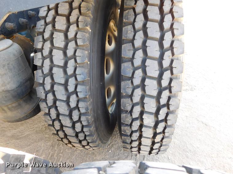 image for item DC8389 2004 Peterbilt 379 semi truck