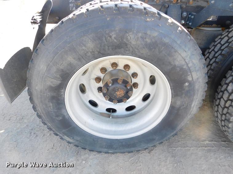 image for item DC8389 2004 Peterbilt 379 semi truck