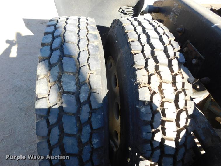 image for item DC8389 2004 Peterbilt 379 semi truck