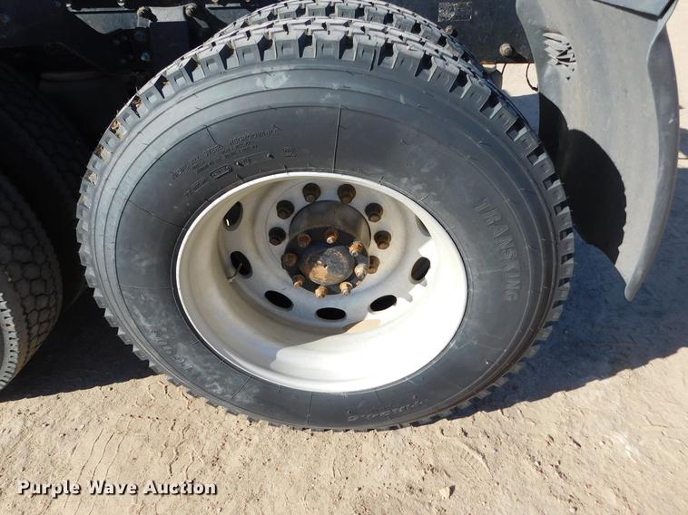 image for item DC8389 2004 Peterbilt 379 semi truck