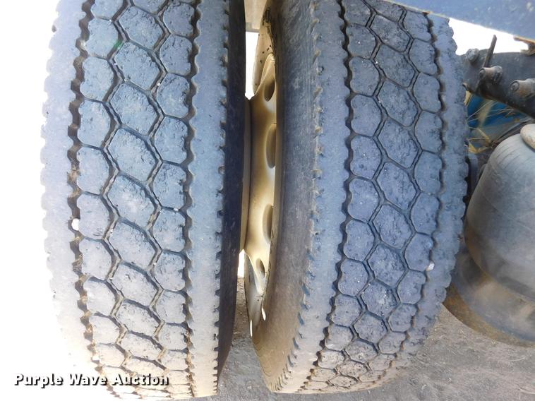 image for item DC8389 2004 Peterbilt 379 semi truck