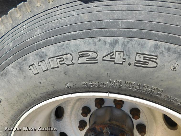 image for item DC8389 2004 Peterbilt 379 semi truck