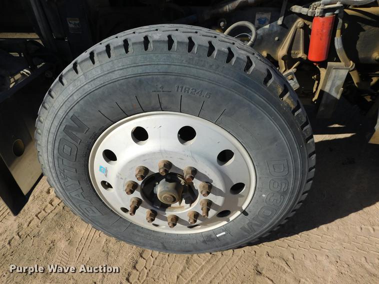 image for item DC8389 2004 Peterbilt 379 semi truck