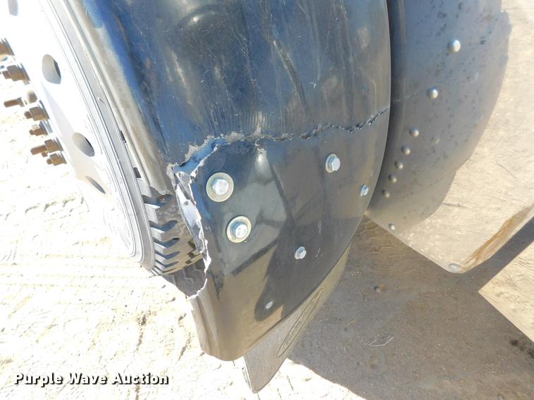 image for item DC8389 2004 Peterbilt 379 semi truck