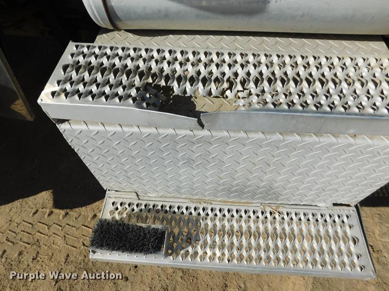 image for item DC8389 2004 Peterbilt 379 semi truck