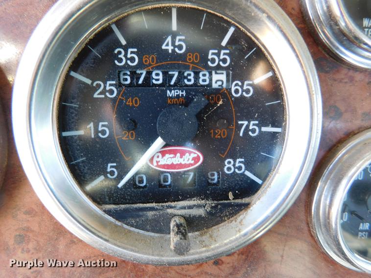 image for item DC8389 2004 Peterbilt 379 semi truck