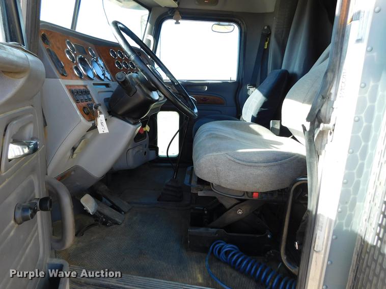 image for item DC8390 2006 Peterbilt 378 semi truck