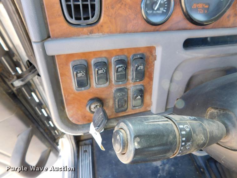 image for item DC8391 2006 Peterbilt 379 semi truck