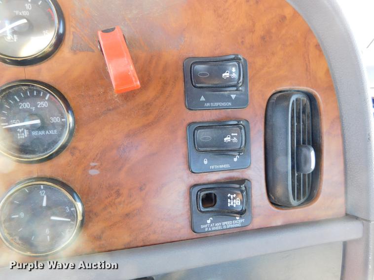 image for item DC8391 2006 Peterbilt 379 semi truck