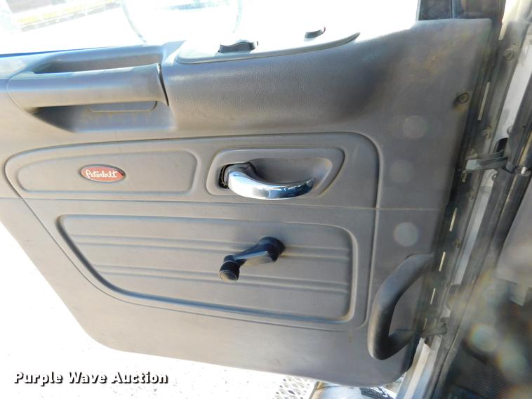 image for item DC8391 2006 Peterbilt 379 semi truck