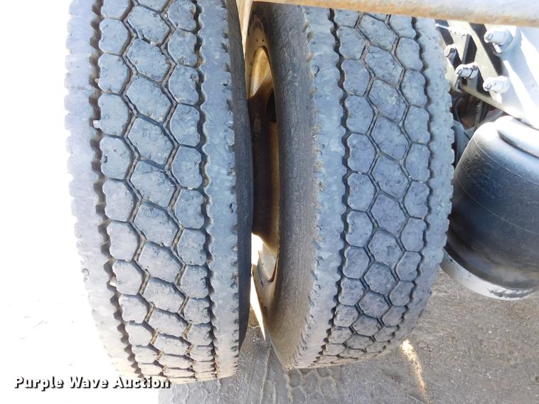 image for item DC8391 2006 Peterbilt 379 semi truck