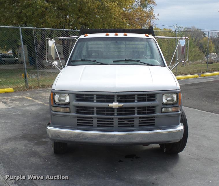 image for item DA6505 2002 Chevrolet 3500 flatbed pickup truck
