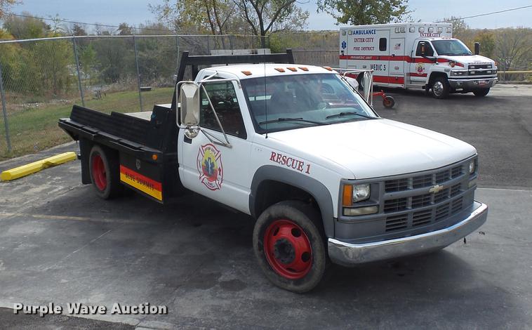 image for item DA6505 2002 Chevrolet 3500 flatbed pickup truck