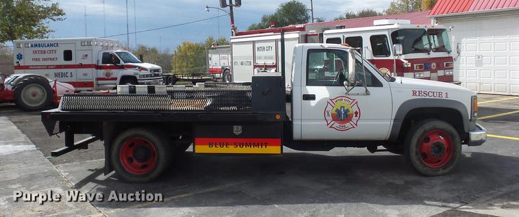 image for item DA6505 2002 Chevrolet 3500 flatbed pickup truck