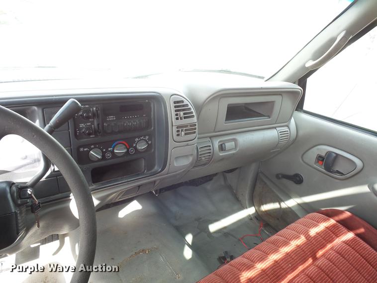 image for item DA6505 2002 Chevrolet 3500 flatbed pickup truck