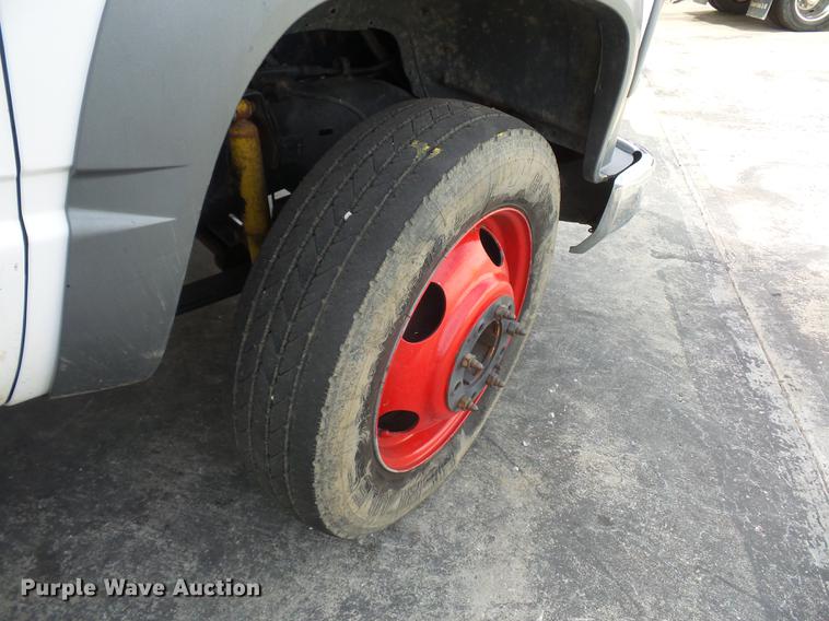 image for item DA6505 2002 Chevrolet 3500 flatbed pickup truck