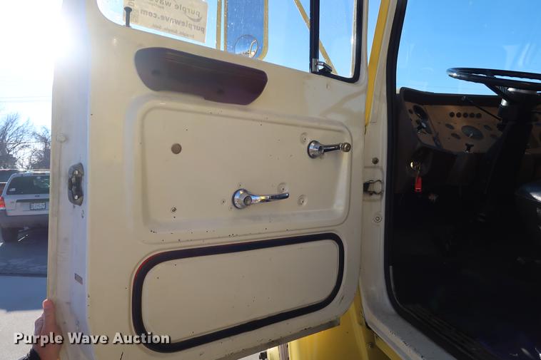 image for item DA6576 1982 Ford 8000 box truck